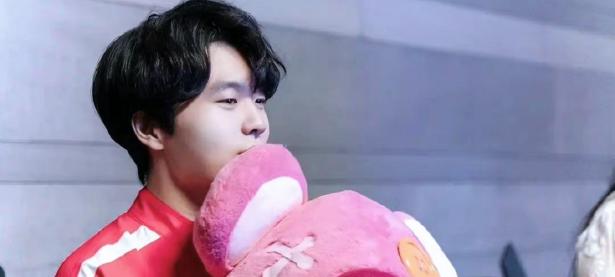 RAYBET-包含Rookie在巴塞罗那比赛中挺进下一轮，回归赛场引发热议！的词条